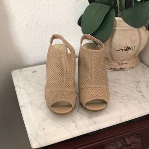 I’m selling a pair ofnude heels with a brown heel